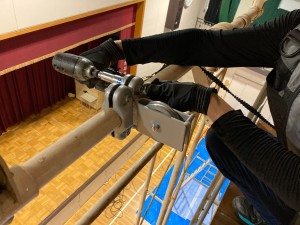 2school-gym-basketball-goal-pulley-replacement-work.jpg 高石市立高石中学校 体育館 天井吊り下げ式(電動)バスケットゴール 修繕の状況