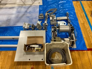 gym-electric-basketball-goal-motor-wire-parts-repair.jpg 高石市立高石中学校 体育館 天井吊り下げ式(電動)バスケットゴール 修繕の状況